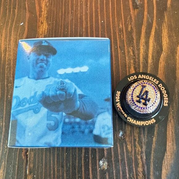 NEW SGA 2024 Los Angeles Dodgers Freddie Freeman World Series Ring and Holder - Picture 4 of 6